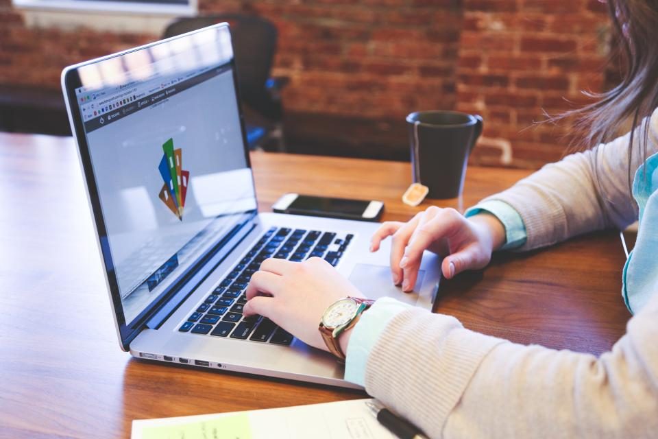 Perancangan halaman company profile pada layar laptop