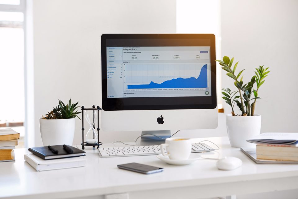 Peng|website pada layar monitor