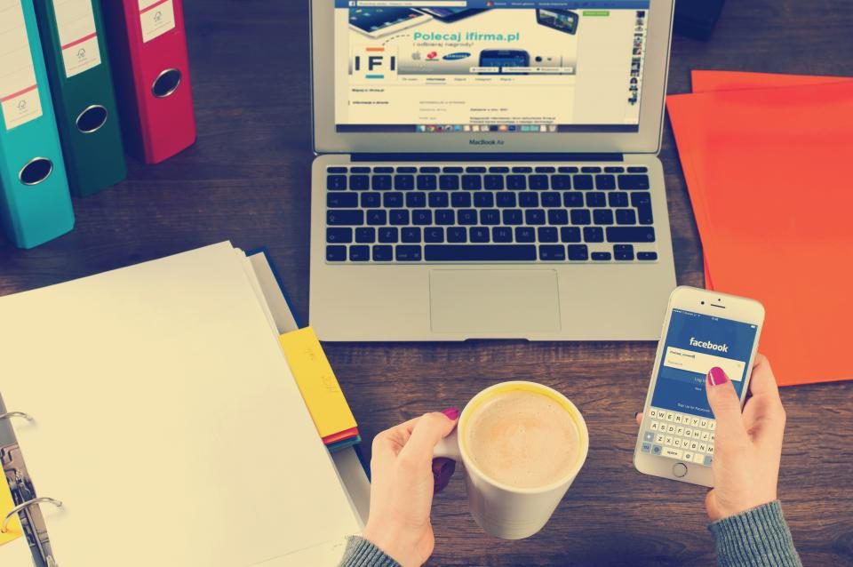 Tampilan website company profile di laptop dan HP